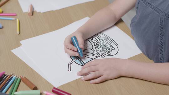 孩子绘画的特写镜头视频素材模板下载