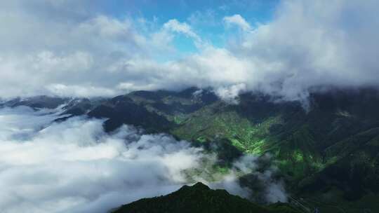 蓝天白云阳光下桂林天湖高山上的云海