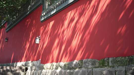 红墙青瓦光影空镜