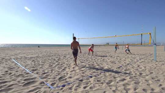 玩沙滩排球的男人。视频素材模板下载