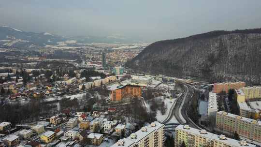 斯洛伐克被雪覆盖的美丽小镇