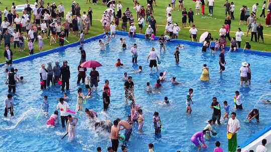 夏天假日里泼水节戏水狂欢高清在线视频素材下载