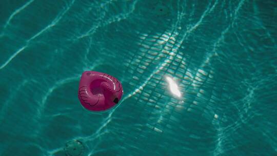 航拍一个漂浮在游泳池中的充气浮子