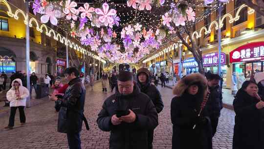 哈尔滨中央大街夜景游客