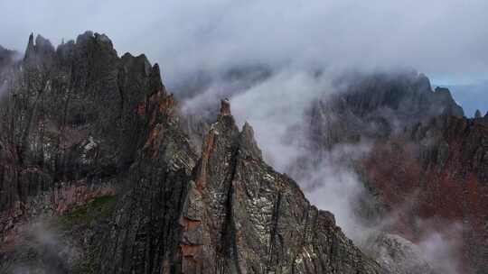 云海中的山峰