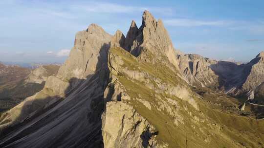 空中吊杆拍摄揭示了意大利白云石塞塞达山的岩石山脊线