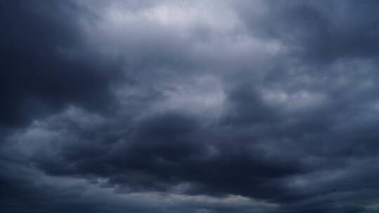 阴天乌云延时天空乌云密布暴风雨天气要下雨