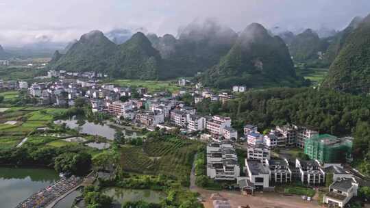 山间云雾缭绕的村庄自然风景