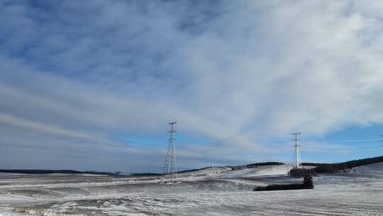 北方高压输电线路蓝天白云雪地延时摄影
