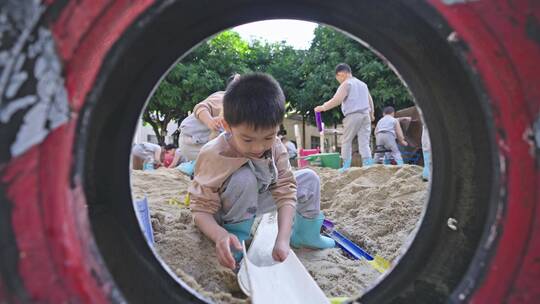 幼稚园小朋友玩耍微笑视频