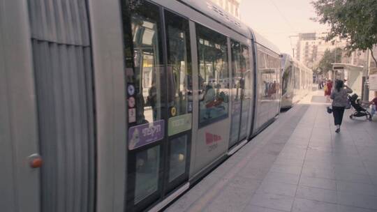 城市电车驶离车站视频素材模板下载