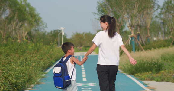 母子相伴上学