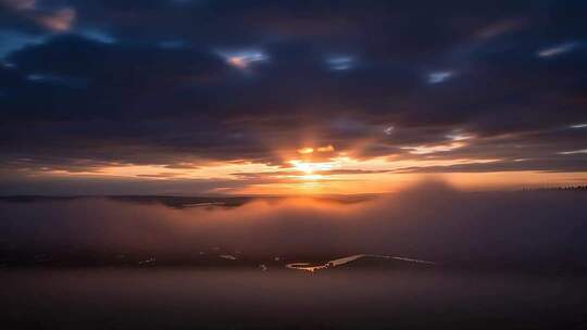 日出时分云海景观