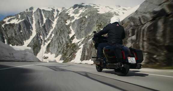 大排量摩托车山路巡航