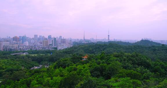 广州麓湖公园鸿鹄楼眺望城市全景风光