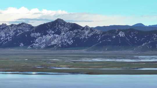 航拍青海果洛藏族自治区阿尼玛卿雪山湖景