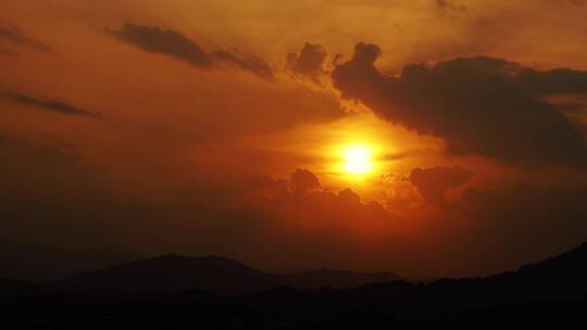 山上日落延时黄昏天空云朵阳光晚霞夕阳天黑