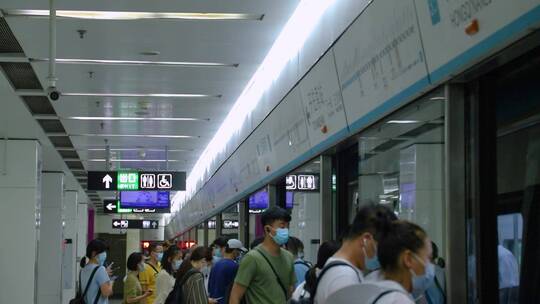 地铁交通人流繁忙绿色出行低碳城市发展天津