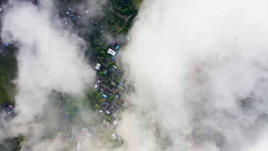 俯瞰云雾下的村子