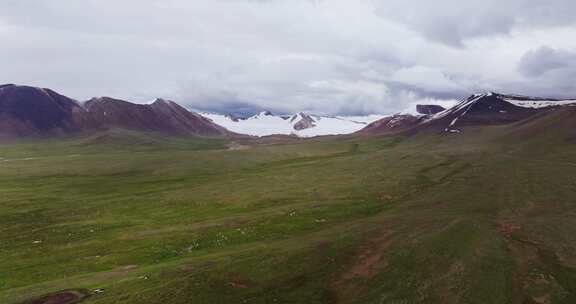 青藏高原唐古拉山雪山风光航拍