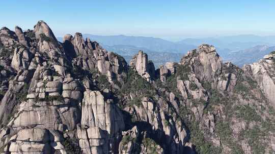 高山岩石耸立的壮观景象