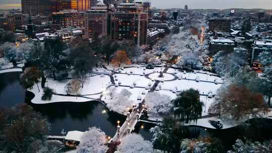 航拍波士顿市中心雪景地标雕塑冬天公园河流