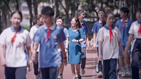 老师和同学们写意升格慢动作视频