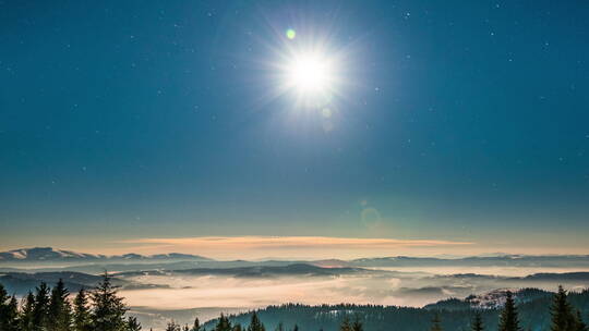 延时拍摄喀尔巴阡山脉的月亮和星星