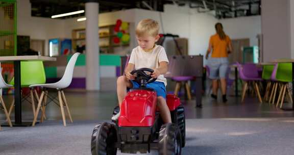 幼儿乘坐玩具拖拉机兜风