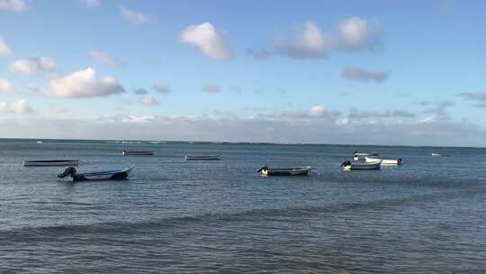 渔船停泊在海边视频