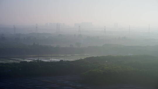 薄雾流过田野的乡村晨雾开场概念抽象