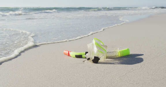 沙滩上的塑料浮潜面罩