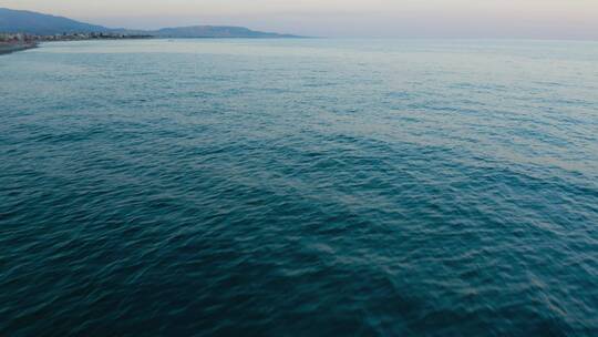 航拍平静的海平面