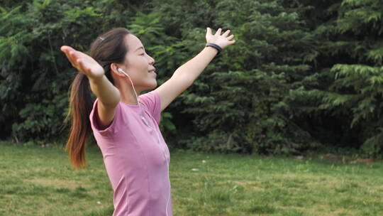 亚洲中国女性女士带耳机运动前后热心运动