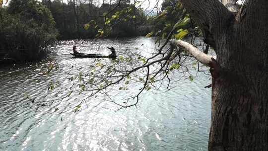 水中撒网捕鱼小船流水人家风光