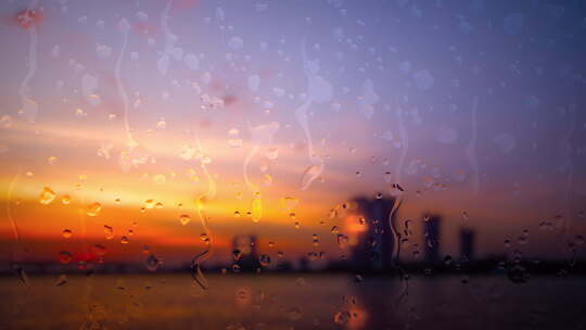 雨水滴在窗户上