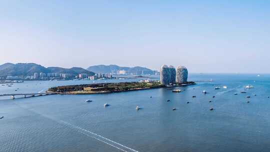 中国海南三亚凤凰岛和游艇城市风光延时摄影
