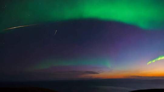 夜空下的极光与流星景观