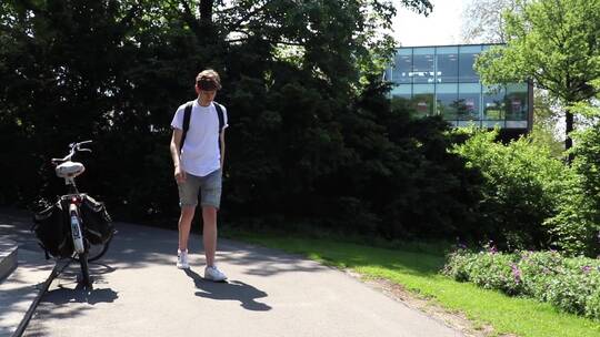 背包男孩在公园里步行