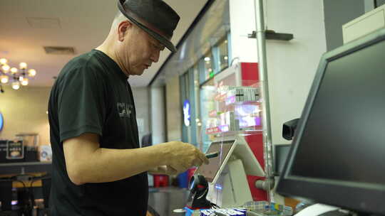 老年男人在超市购物手机扫码支付视频素材模板下载