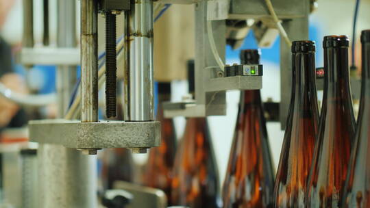 工厂机器用软木塞给酒瓶封口视频素材模板下载