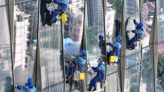 城市蜘蛛人高空作业擦玻璃