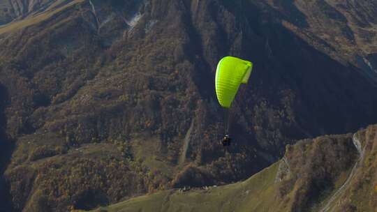 航拍降落伞飘过绵延不断的山脉
