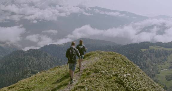 早晨背包旅行者爬山