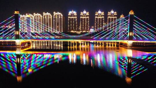 彩色桥梁倒映在河面城市的夜景航拍