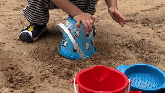 孩子公园沙滩沙堆玩沙子分镜