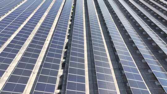 航拍工厂厂房屋顶的分布式太阳能光伏发电站