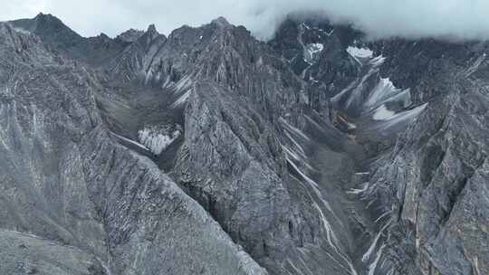 四川甘孜稻城亚丁群山风光岩石裸露没有植被