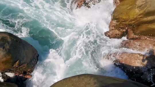 航拍大海 海浪 浪花  海浪拍打礁石