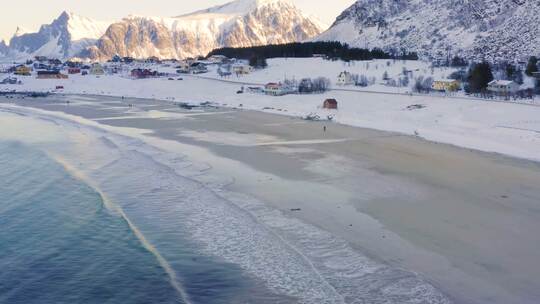 4K冬日风景雪景雪山湖面云彩海面